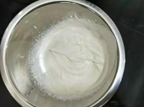 淡奶油加入糖粉，放到无水无油的干净盆中，隔冰水低速打发，打到八分或是九分发，有清晰纹路，蛋抽有直竖尖角。