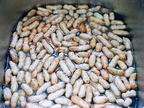 花生用冷水反复冲洗，直到冲洗干净为止，我大约洗了10多遍……