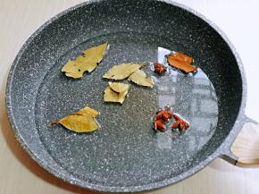 锅中加入纯净水，再加入香料。