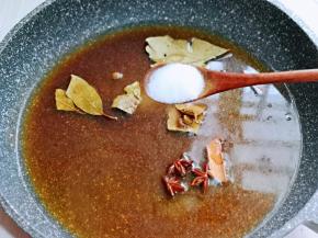 加入食用盐，可以适当多一点，不然没味道。