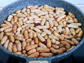 把洗干净的花生放入锅中。
