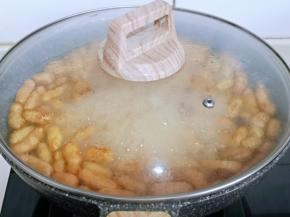 盖上盖子焖10分钟再盛出。