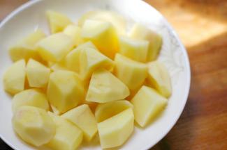 准备好所有食材。土豆去皮切块。