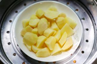 放入锅中蒸熟至软烂取出压成土豆泥。