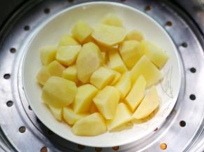 放入锅中蒸熟至软烂取出压成土豆泥。