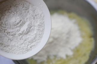 分多次加入糯米粉拌匀揉成团。