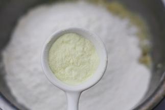 加入3勺澳优能立多G4奶粉。