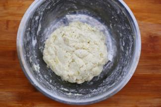 揉成团，压成饼状待用。