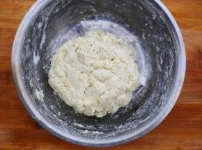 揉成团，压成饼状待用。