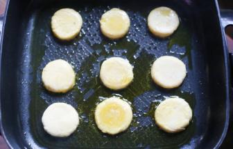 平底锅放少许油，放入土豆饼。