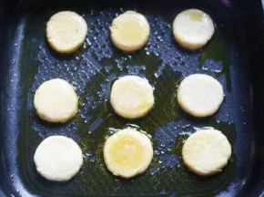 平底锅放少许油，放入土豆饼。
