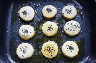 表面撒上黑芝麻，慢火煎至两面金黄，即可出锅装盘。