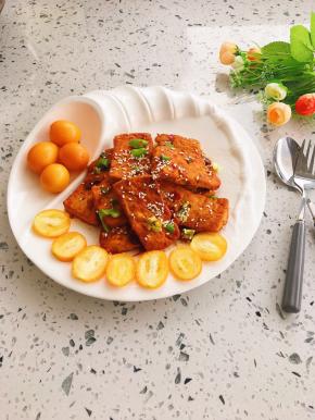 鲜香好吃的煎豆腐完成。