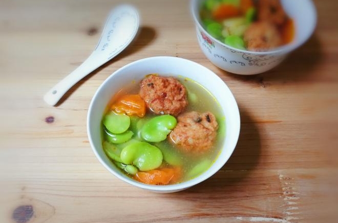 肉圆青蚕豆米汤