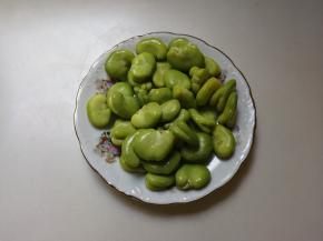 青蚕豆剥皮冲洗一下沥掉水