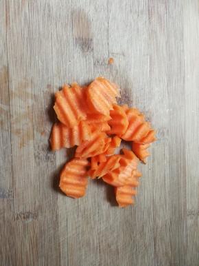 胡萝卜削去皮切成滚刀块