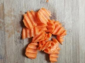 胡萝卜削去皮切成滚刀块