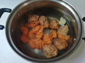 将肉圆，胡萝卜，姜片一起放入锅中放入清水烧开，转小火烧十分钟