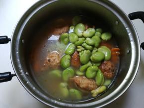 放入青蚕豆米烧开即可，烧的时间长了会青蚕豆米花开