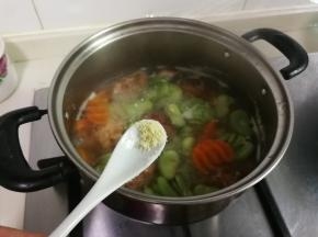 放入少许鸡精