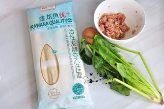 准备好所用到的主要食材。鸡蛋提前煮熟。