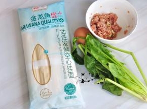 准备好所用到的主要食材。鸡蛋提前煮熟。