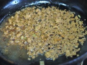 加适量水煮至沸腾，关火备用。