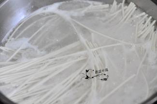 放入金龙鱼优+活性发酵空心挂面，中火煮6分钟。这个面采用活性酵母发酵工艺，空心面身，易入味，更好吃，耐久煮，而且不糊汤，所以放心煮吧。
