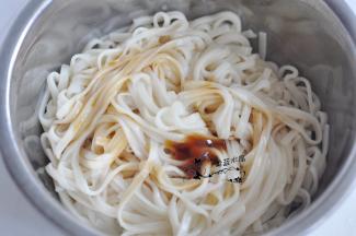 捞出面条，加入蚝油、少许盐、生抽，将面条拌匀。