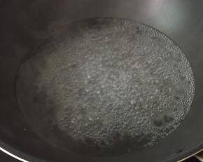 烧一锅开水，准备把蛏子焯水。