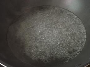 烧一锅开水，准备把蛏子焯水。