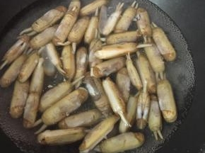 把已经吐沙的蛏子放入开水中，煮至蛏子开口。