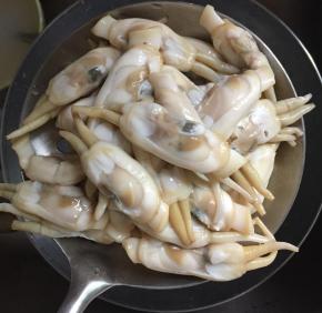 把蛏子肉拆出，清洗后沥干水份备用。