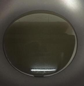 锅烧热后倒入花生油。