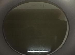 锅烧热后倒入花生油。