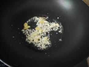 把蒜泥和姜片爆香。