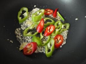 蒜姜爆香后加入青红椒，翻炒一下。