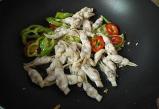 倒入蛏子翻炒，翻炒一分钟左右加入少许料酒，继续翻炒30秒。