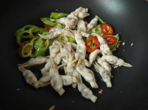 倒入蛏子翻炒，翻炒一分钟左右加入少许料酒，继续翻炒30秒。