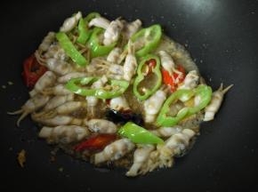 依次加入盐、蚝油、糖调味。