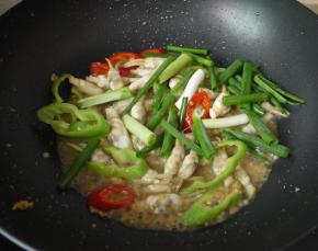 最后加入香葱，翻炒均匀即可。