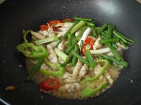 最后加入香葱，翻炒均匀即可。