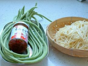 准备好所需要的食材。一把长豆角，面条，仲景香菇小丁酱。面条根据家里人口需要准备，我准备的是3人份。