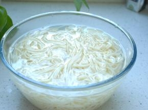 准备一盆冷开水或者纯净水，煮熟的面条捞出来放在冷水中。面条想要筋道好吃，至少要过一遍冷水，我一般都是过两遍，过一遍水后面条还是热的，过两遍水面条就会变凉了。夏天吃着凉爽的面条清爽利口，筋道有弹性，非常好吃。