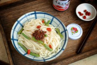 夏天不愿进厨房，这碗小面超简单，5分钟上桌，好吃又下饭。