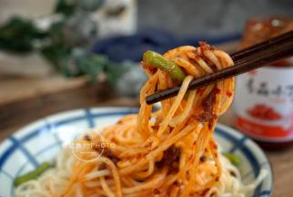 这碗面辣爽开胃好吃筋道，做法简单，5分钟就上桌，3碗都不够吃。