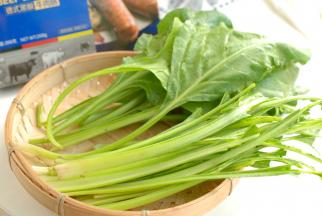 准备食材。这种蔬菜不知道小伙伴们见过没有，这是我们小时候吃过的一种蔬菜，名字叫：根达（音），不知道为啥叫这名字，也不知道这两个字是不是这样写的。记得小时候吃这菜可多了，几乎每天都吃一顿。