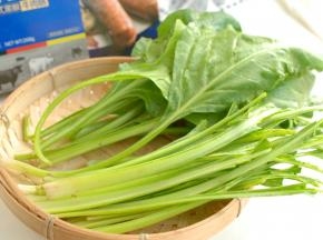 准备食材。这种蔬菜不知道小伙伴们见过没有，这是我们小时候吃过的一种蔬菜，名字叫：根达（音），不知道为啥叫这名字，也不知道这两个字是不是这样写的。记得小时候吃这菜可多了，几乎每天都吃一顿。