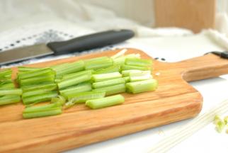 根达清洗干净，择掉叶子，撕去筋膜，然后切成长短合适的段。我切的大约一个指节的长短。根达择下来的叶子也不要丢掉，可以用来煮粥、拌疙瘩汤，撒上一把，清香鲜嫩。还可以放点鸡蛋、面粉搅拌成面糊，做个蔬菜鸡蛋早餐饼，非常好吃。