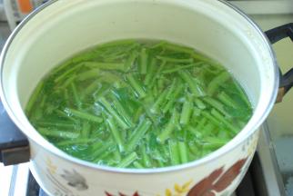 蒸制牛肉肠期间，把切好的根达处理一下。锅里放适量水烧开，加1勺盐，1勺食用油，把根达放进去，焯烫2分钟。捞出来过一遍凉开水，或者纯净水。